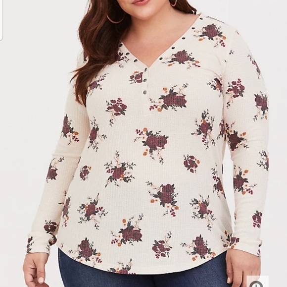 TORRID CREAM FLORAL LONG SLEEVE HENLEY TEE